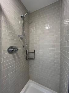 Private off street parking, near Eyre Sq, sleeps 7