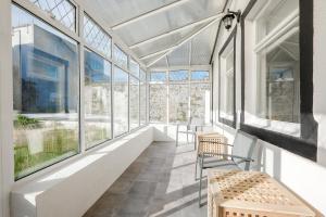 Private off street parking, near Eyre Sq, sleeps 7