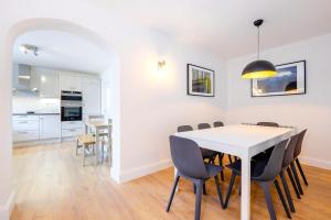 Private off street parking, near Eyre Sq, sleeps 7