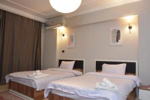 كورنيش النيل امام ممشى مصر مباشرا وبجانب فندق الفورمنت