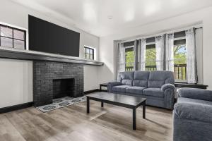 Spacious 8-bedroom home in Niagara Falls Perfect for groups