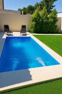 Chalet con pileta y quincho, hermoso jardín
