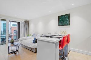 Cosy Manhattan Studio with Balcony