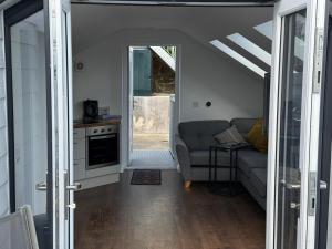 Modern Split-Level 2-Bed Apartment with Balcony