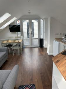 Modern Split-Level 2-Bed Apartment with Balcony