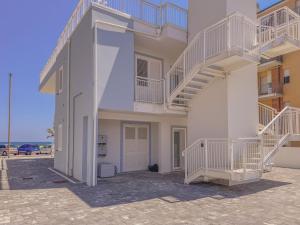 Fronte Mare con Parcheggio by Host Hero