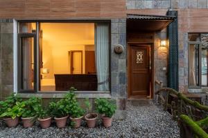 Pine Wood 2BHK Apartment Close to Naini Lake