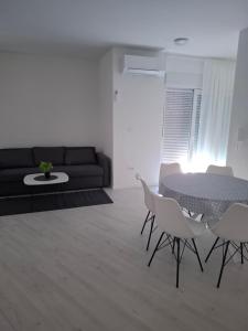 Monami Apartman Charlie