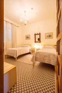 Twin Room upper floors no elevator room in Pensiunea Casa Cranta