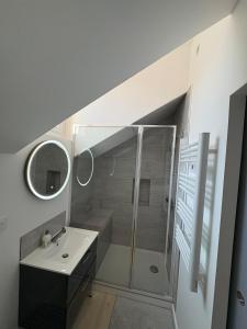 Appartement rénové en centre-ville avec terrasse