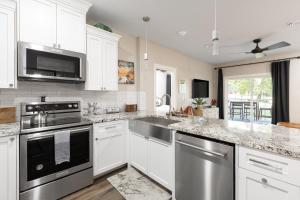 Dream Gruene Getaway - On River! - 9 Min Walk to Gruene Hall! - Close to Schlitterbahn