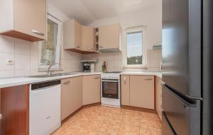 3 Bedroom Cozy Apartment In Ugrinic 