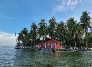 Cabaña sobre el mar de las islas de San blas Yansailadub