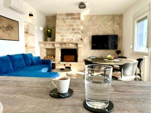 Bay view apartment with pool & sea view