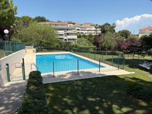 Appartements 3 pieces Antibes, clim, vue mer, piscine et parc : photos des chambres