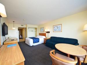 2 Room Oceanfront Efficiency Suite with 2 Queen Beds and 1 Sleeper Sofa - T1 room in Holiday Sands South