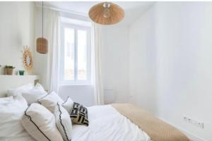 Bright 47 M2 With Nice Terrace Hypercenter