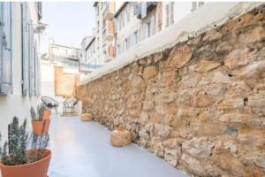 Bright 47 M2 With Nice Terrace Hypercenter