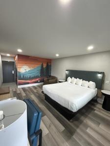 King Room - Non-Smoking room in Hotel Elev8 Flagstaff I-40 Exit 198 Butler Ave