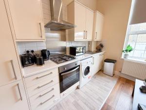 Shepherds Bush 2-Bedroom Flat with FREE WiFi near Westfield London, Hammersmith & Kensington by NourNest Apartments