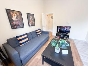 Shepherds Bush 2-Bedroom Flat with FREE WiFi near Westfield London, Hammersmith & Kensington