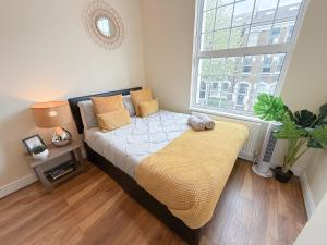 Shepherds Bush 2-Bedroom Flat with FREE WiFi near Westfield London, Hammersmith & Kensington by NourNest Apartments