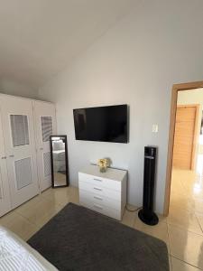 Cheerful two bedroom home close to mall and Hellshire beach