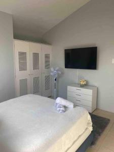 Cheerful two bedroom home close to mall and Hellshire beach