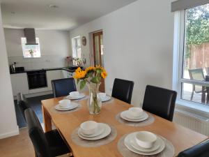 3 bedroom HOUSE, Garden, PARKING, Wi-fi, CONTRACTOR STAY, close to the beach, shops, hospital, airport