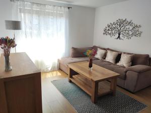 3 bedroom HOUSE, Garden, PARKING, Wi-fi, CONTRACTOR STAY, close to the beach, shops, hospital, airport