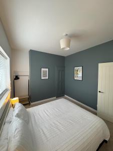 Stylish 3 Bed House in Fratton with Garden & Parking, Sleeps 6