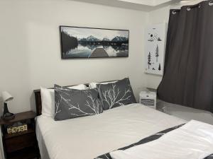 Waterfront Cottage Near Toronto Private Dock, Water Crafts, BBQ Wi-Fi - Sleeps 4