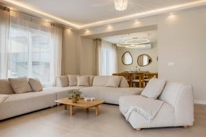 Benalmadena Beach Villa-Luxe new 5BR heated pool & BBQ kitchen at prime location near Puerto Marina & Beach