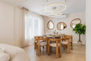 Benalmadena Beach Villa-Luxe new 5BR heated pool & BBQ kitchen at prime location near Puerto Marina & Beach