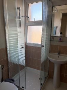 2 Bed House - Sleeps 4 - Pool - Garden - Parking