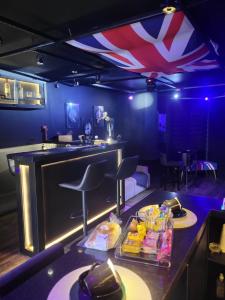 Morumbi, Apartamento Pub, SPA com hidromassagem, PISCINA Aquecida PRIVATIVA, LAREIRA, tudo que você precisa para descansar, trabalhar ou realizar aquela comemoração! Com total conforto e PRIVACIDADE! O Apt Nota 10 de SP!