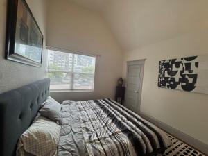 Downtown, 5-bed, 3-bath, 3-level