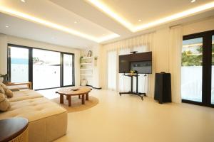 Baan Sabai Pattaya beachfront pool resort villa