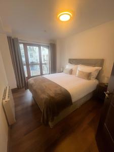 2 bedroom deluxe Galway city centre location location Free parking