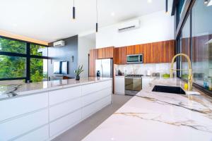 NEW Luxury! Panoramic views-Pool-Private-Gated