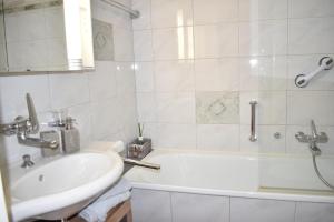 Chesa Gravas 2005 Co