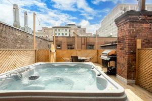 Chic DT MTL Condo with Rooftop, BBQ