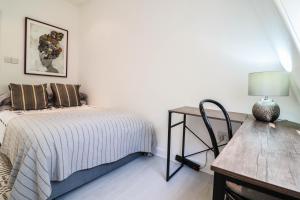 2BR Flat for 6 Guests near Hyde Park and 4 Min Walk to Paddington Station