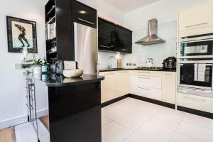 2BR Flat for 6 Guests near Hyde Park and 4 Min Walk to Paddington Station
