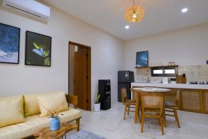 Wooden Charm 1BR Apartment with Pool at Balangan