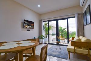 Wooden Charm 1BR Apartment with Pool at Balangan