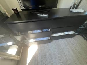 Liten stuga i Älvsjö 25 kvm med 2 sovloft långtidsuthyrs gärna från feb 2026 till annat pris