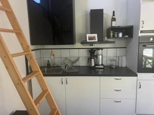 Liten stuga i Älvsjö 25 kvm med 2 sovloft långtidsuthyrs gärna från feb 2026 till annat pris