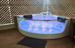 Jennys Dream Home II Athens Lux 2BR Apt, Hot Tub, CBD, Fast WIFI, Netflix