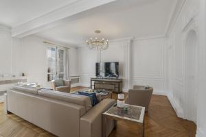 Luxury 5 Bed Residence - Opposite Arc de Triomphe